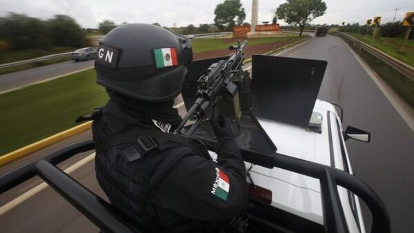 México: dejan vehículo con 10 cuerpos junto a árbol navideño