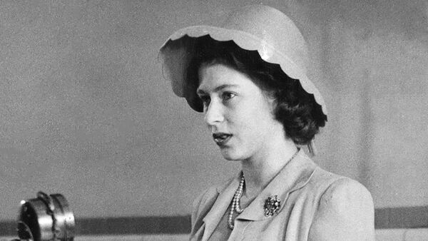 Isabel II: La reina de los 5.000 sombreros