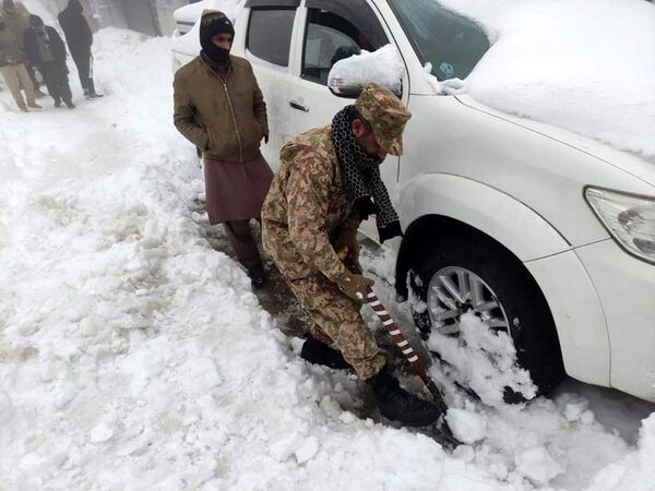 Al menos 16 turistas varados mueren en sus vehículos por nevada en Pakistán - Mundo - ABC Color
