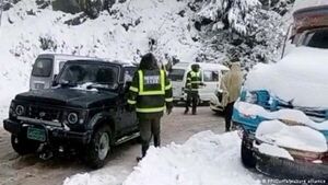 Turistas atrapados en tormenta de nieve mueren congelados en Pakistán