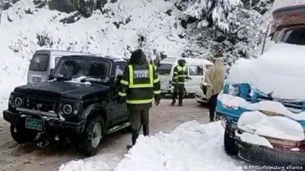 Turistas atrapados en tormenta de nieve mueren congelados en Pakistán