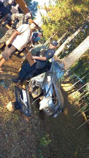 Joven Mirandense quedó atrapado en su vehículo luego de chocar contra un árbol