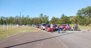 La Nación / Peatones cerraron el acceso al Rubén Dumot para exigir prueba de COVID-19