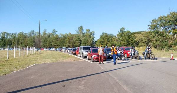 La Nación / Peatones cerraron el acceso al Rubén Dumot para exigir prueba de COVID-19