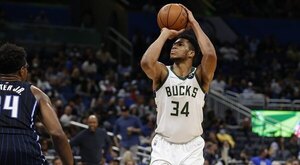 Giannis se crece en su regreso y doblega a los Brooklyn Nets en la NBA