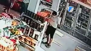 Metió carne debajo de su short para robar en un súper