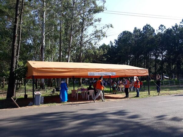 Improvisan carpa de atención a quienes fueron a pie al hisopódromo - Nacionales - ABC Color