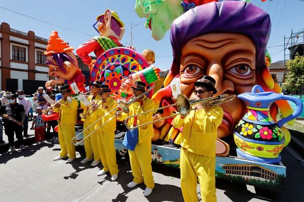 Las carrozas ilusionan en regreso a la calle del carnaval colombiano de Pasto - Mundo - ABC Color