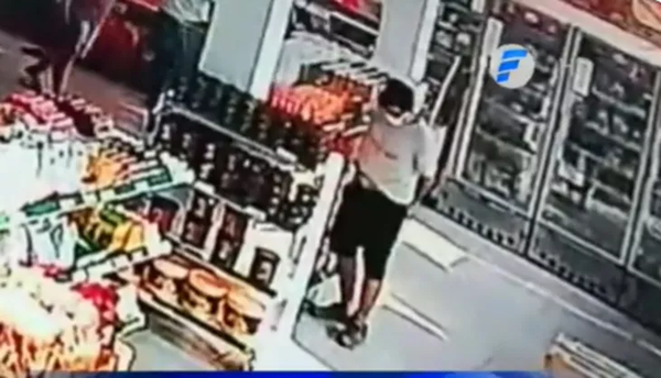 Metió carne debajo de su short para robar en un súper