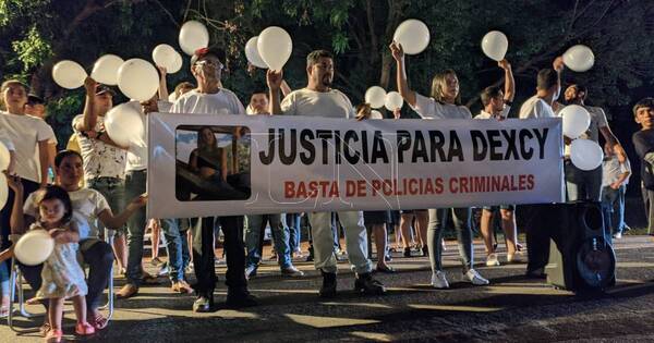 La Nación / Familiares de Dexcy Monges encararon a comisario pidiendo justicia