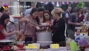 Crónica / (VÍDEO) Lali González repartió chipa y "shopará" ashá