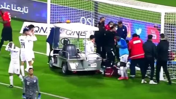 Susto en Qatar: Futbolista se desplomó en pleno partido y fue atendido de urgencia
