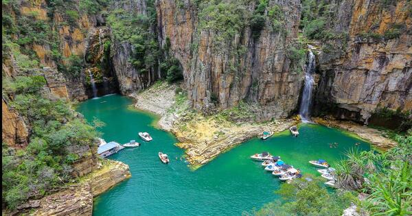 Brasil: un pedazo de cañón cae sobre lanchas de turistas