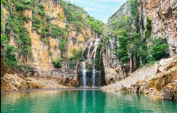 Un pedazo de cañón cae sobre lanchas de turistas en Brasil