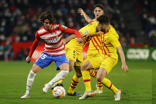 Crónica / Barcelona no levanta cabeza