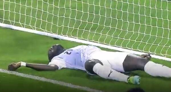 Crónica / ¡Le dio un patatús en plena cancha y se salvó por un pelo!