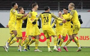 Dortmund remonta al Eintracht para el que marcó dos el colombiano Borré - Fútbol Internacional - ABC Color