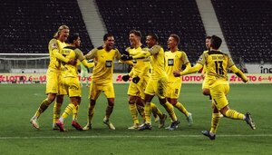 Con una gran remontada, Dortmund derrota a Frankfurt y recorta distancia