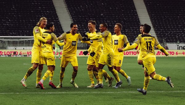 Con una gran remontada, Dortmund derrota a Frankfurt y recorta distancia