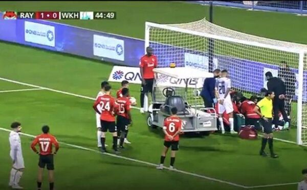 Jugador colapsa en pleno partido y tiene que ser reanimado