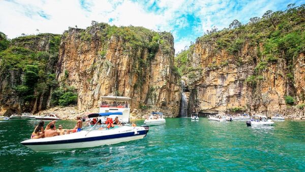 Un enorme pedazo de un cañón se precipita sobre lanchas de turistas en Brasil