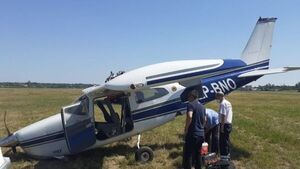 Avioneta con 5 pasajeros sufre aterrizaje forzoso en el Pettirossi