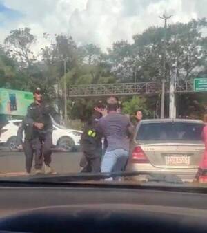Crónica / [Vídeo] Haku la yvy en CDE: a los tongos conductor y agentes de la PMT