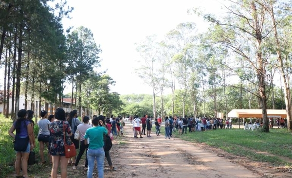 Diario HOY | Vía Crucis para hisopado en el ex Aratirí: muchas quejas y fallas en el sistema