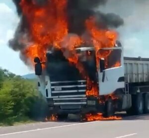 Fuego consume totalmente un tracto camión en San Lázaro