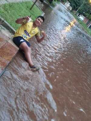 Esperan solución a calle inundada con cada lluvia » San Lorenzo PY