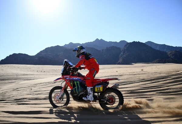 Cornejo gana la etapa pero Van Beveren sube a la punta en motos