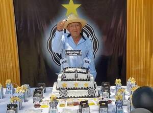 Crónica / [VIDEO] Abuelito apagó ¡103 velitas! y va por el "millón", he'i