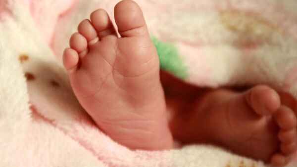 Niña de 2 años murió aplastada por una puerta de blindex