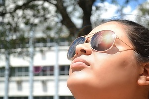 USO DE LENTES DE SOL SIN PROTECCIÓN ULTRAVIOLETA PUEDEN DAÑAR LA VISTA, ADVIERTE OFTALMÓLOGA - Itapúa Noticias