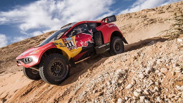 Loeb gana la séptima etapa en coches por delante de Al-Attiyah