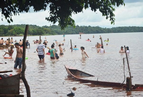 Prosigue hoy búsqueda de bañista desaparecido en aguas del lago Acaray - La Clave