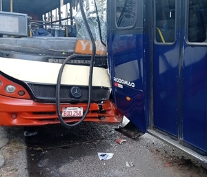 Reportan triple choque de transportes públicos sobre la avenida Acceso Sur - Megacadena — Últimas Noticias de Paraguay