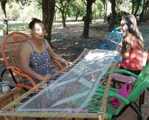 Crónica / Encaje ju: Aprendió de su suegra y ahora le enseña a su hijita en Carapeguá