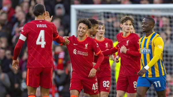 Los suplentes del Liverpool cumplen el trámite