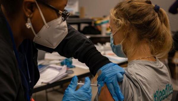 EE.UU. reabre centros de vacunación masiva contra el coronavirus ante el alarmante avance de ómicron - .::Agencia IP::.