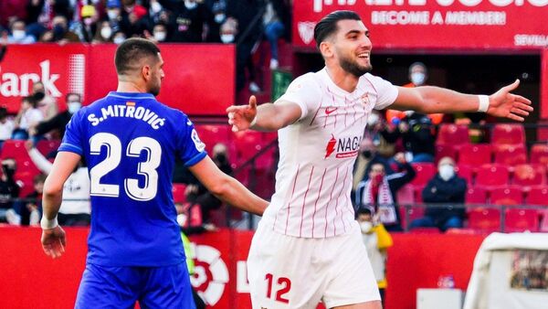 Sevilla mantiene el pulso al líder