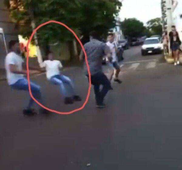 Crónica / [Video] Patadas voladoras al término de una farra en Villarrica