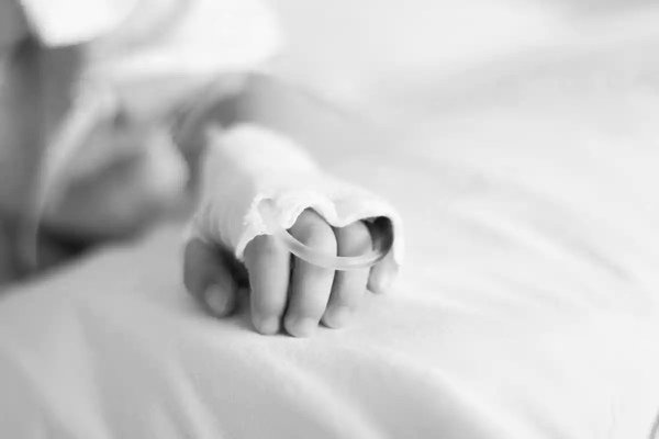 Trágico día para una niña, le aplastó una puerta de vidrio