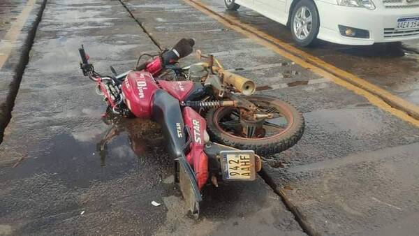 Crónica / Joven perdió el control de su moto y fue a parar a un arroyo: desapareció