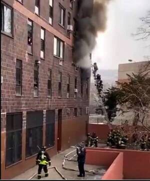 Crónica / Feroz incendio en Nueva York: 19 muertos, entre ellos 9 niños y 60 heridos