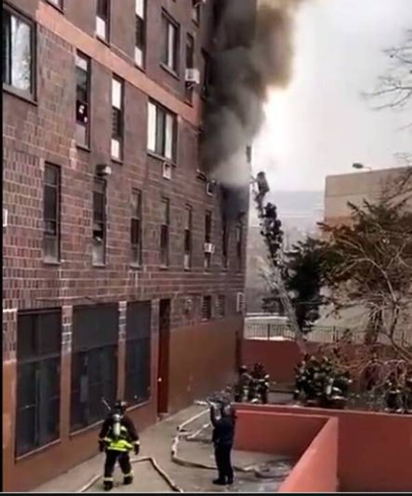 Crónica / Feroz incendio en Nueva York: 19 muertos, entre ellos 9 niños y 60 heridos