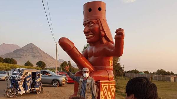 Crónica / Atacaron estatua del pene gigante, que es sensación en Perú