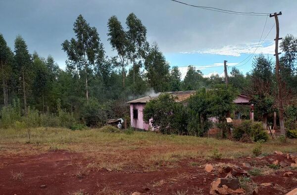 Mujer denuncia que su pareja incendió su casa y la amenazó de muerte - Nacionales - ABC Color