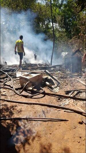 Crónica / Precaria vivienda se incendió con el dueño adentro anga