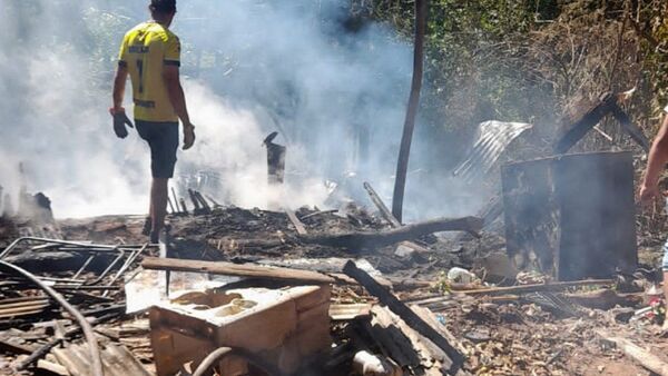 Un hombre fallece durante incendio de su precaria vivienda